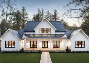 4-Bed Modern Farmhouse with Outdoor Kitchen – ~3,003 Sq Ft of Entertainer’s Dream