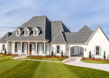 Luxury Southern Estate with Boat Garage & Many Extras – ~4,443 Sq Ft of Elegance