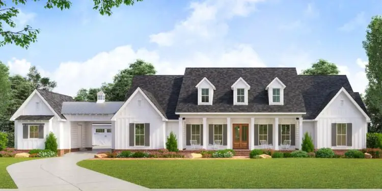 Country Classic with Porte Cochere & Motor Court – ~3,272 Sq Ft, 4 Beds, 3.5 Baths