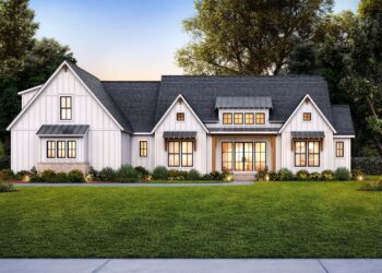 Stylish Modern Farmhouse – ~2,578 Sq Ft, 4 Beds + Flexible Bonus Space
