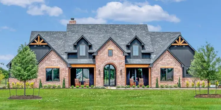 Transitional Symmetry + Bonus Expansion – 4,032 Sq Ft of Balanced Luxury