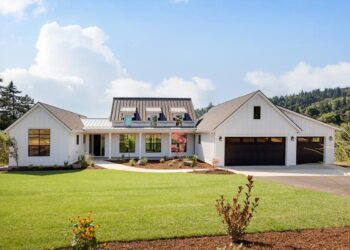 Bright & Open Modern Farmhouse – ~2,798 Sq Ft of Sunshine, Style & Smart Flow