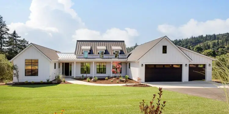 Bright & Open Modern Farmhouse – ~2,798 Sq Ft of Sunshine, Style & Smart Flow