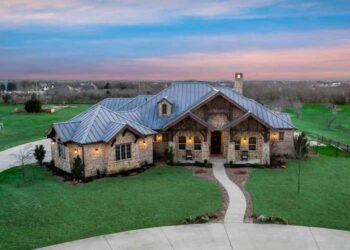 Rugged Hill Country Retreat – ~3,065 Sq Ft with Game Room & Rustic Charms