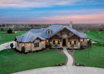 Rugged Hill Country Retreat – ~3,065 Sq Ft, 4 Beds, Game Room & 3-Car Courtyard Garage