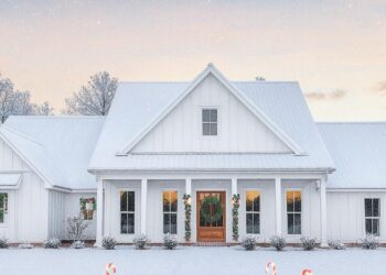 Split-Bedroom Modern Farmhouse with Rear Grilling Porch – 2,166 sq ft, 4 Bedrooms, 2½–3½ Bathrooms