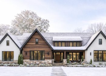 Luxury Modern Farmhouse with 4 Bedrooms, Scullery, Outdoor Kitchen & 3-Car Garage – 421033WNT